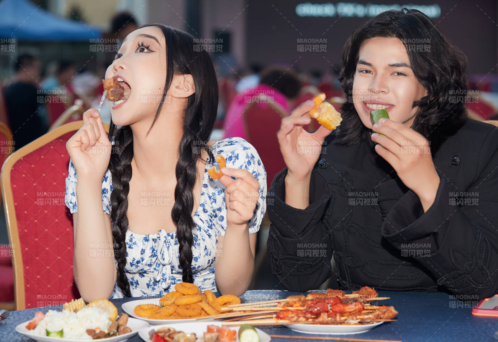 在户外冷餐自助餐会大吃特吃的情侣图片