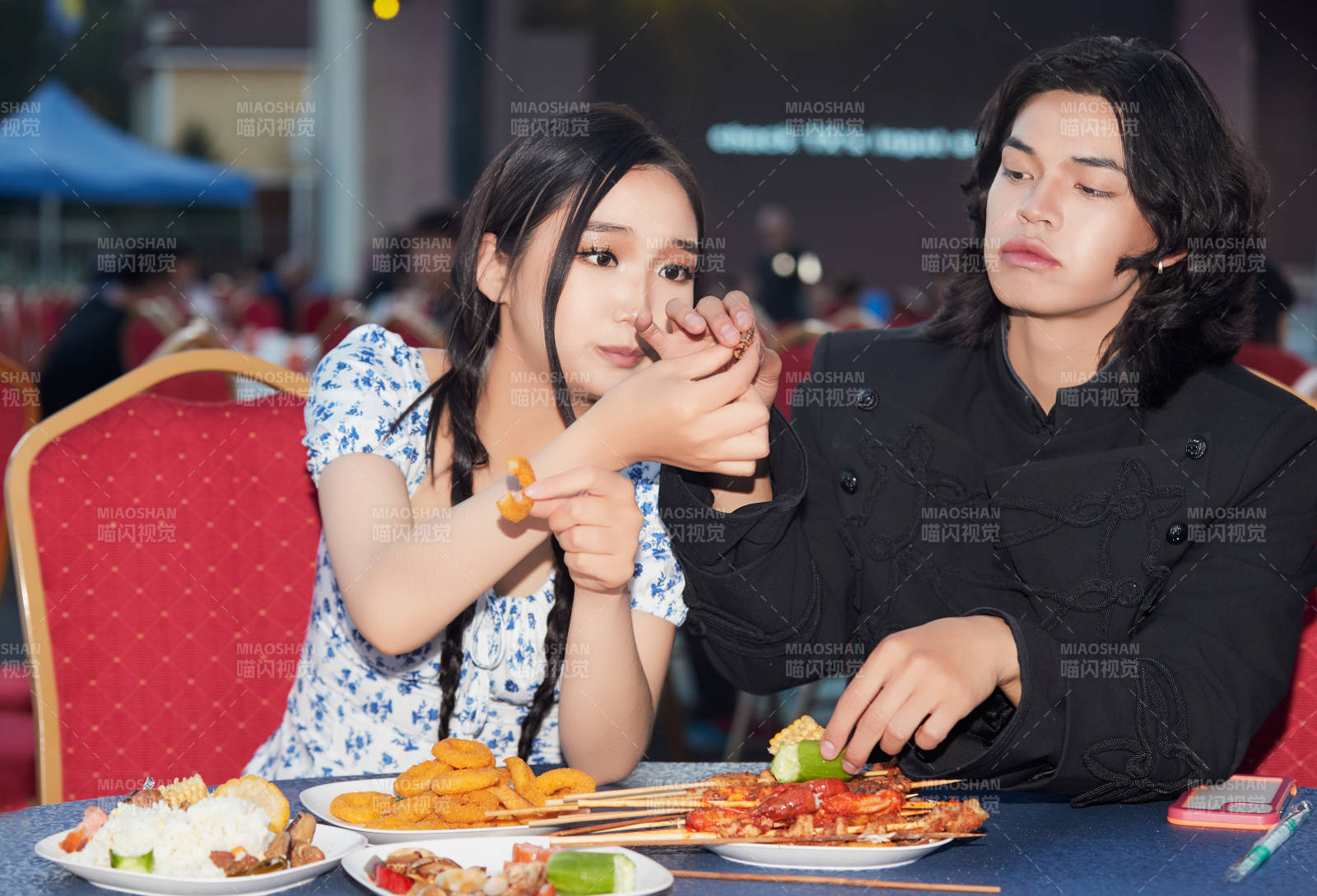 在户外冷餐自助餐会大吃特吃的情侣图片