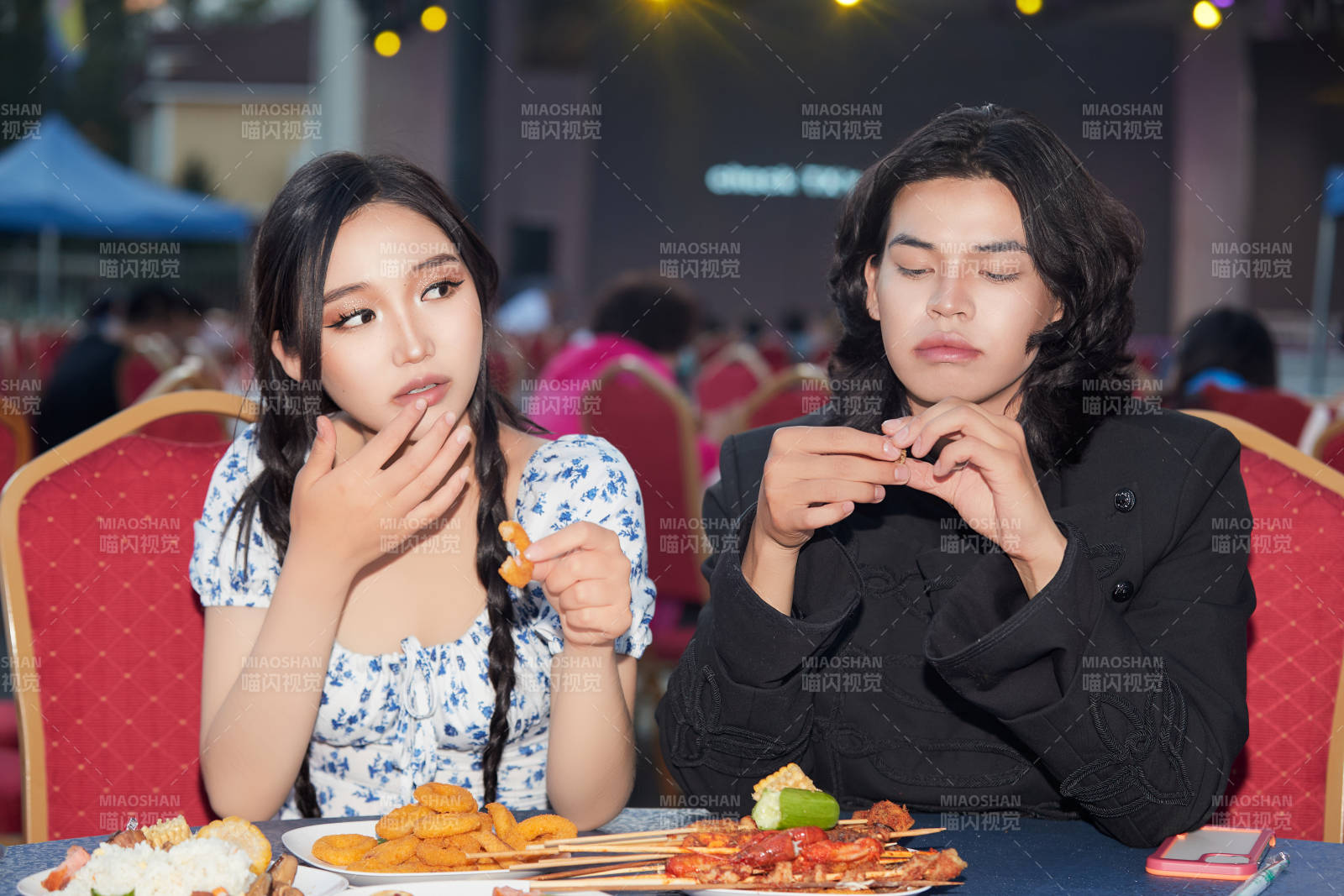 在户外冷餐自助餐会大吃特吃的情侣图片