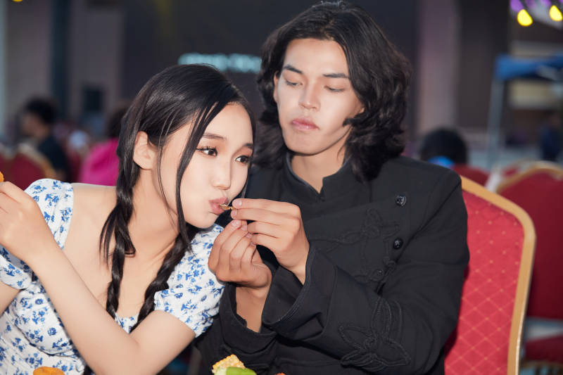 在户外冷餐自助餐会大吃特吃的情侣图片