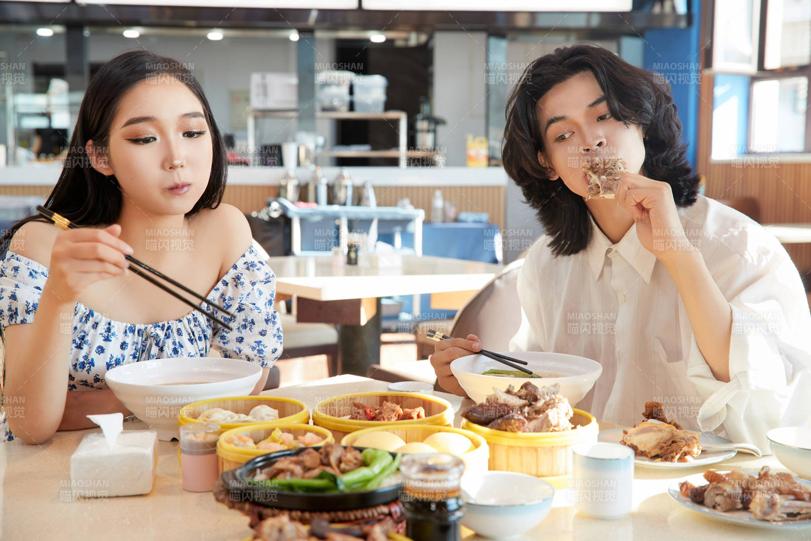 在茶餐厅大吃特吃的东方情侣图片