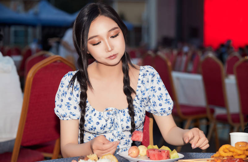 在户外冷餐自助餐会大吃特吃的美女图片