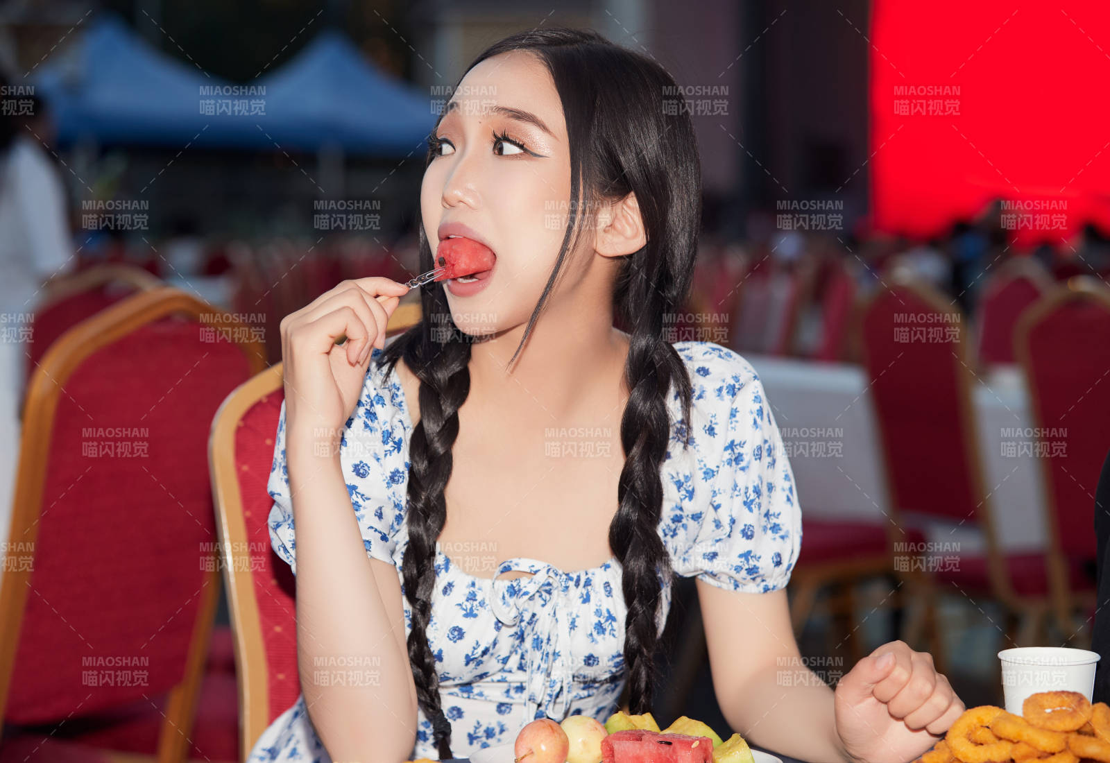 在户外冷餐自助餐会大吃特吃的美女图片