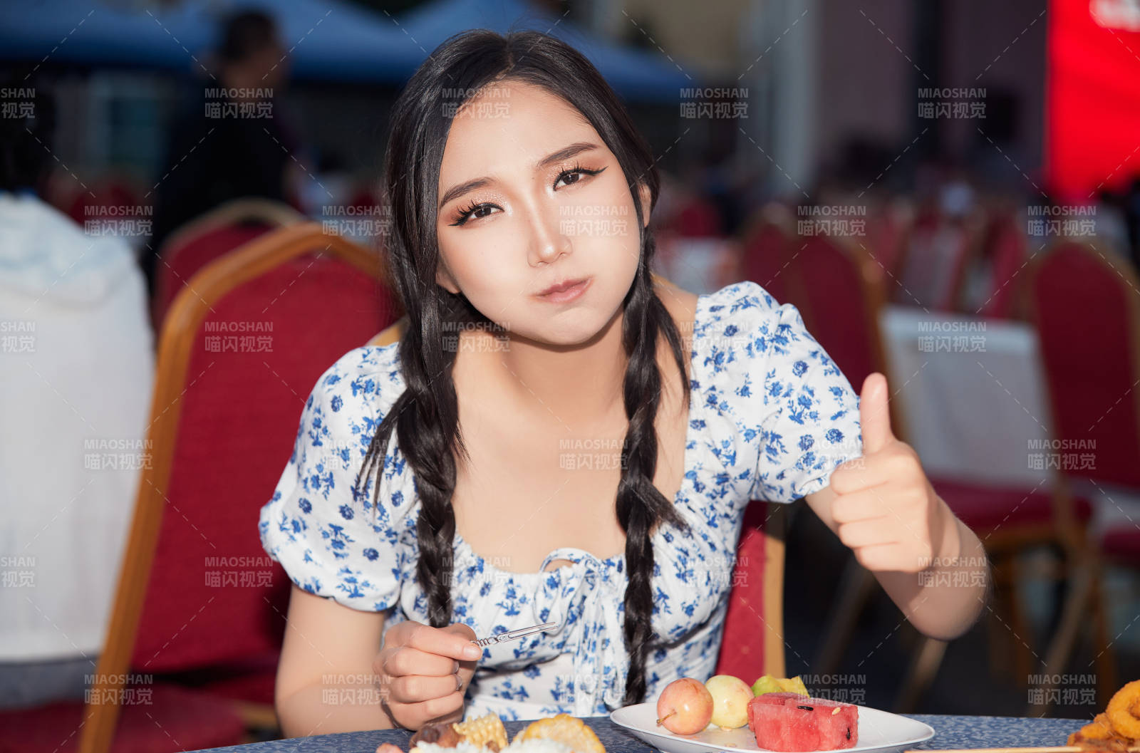 在户外冷餐自助餐会大吃特吃的美女图片