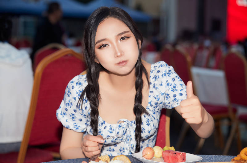 在户外冷餐自助餐会大吃特吃的美女图片