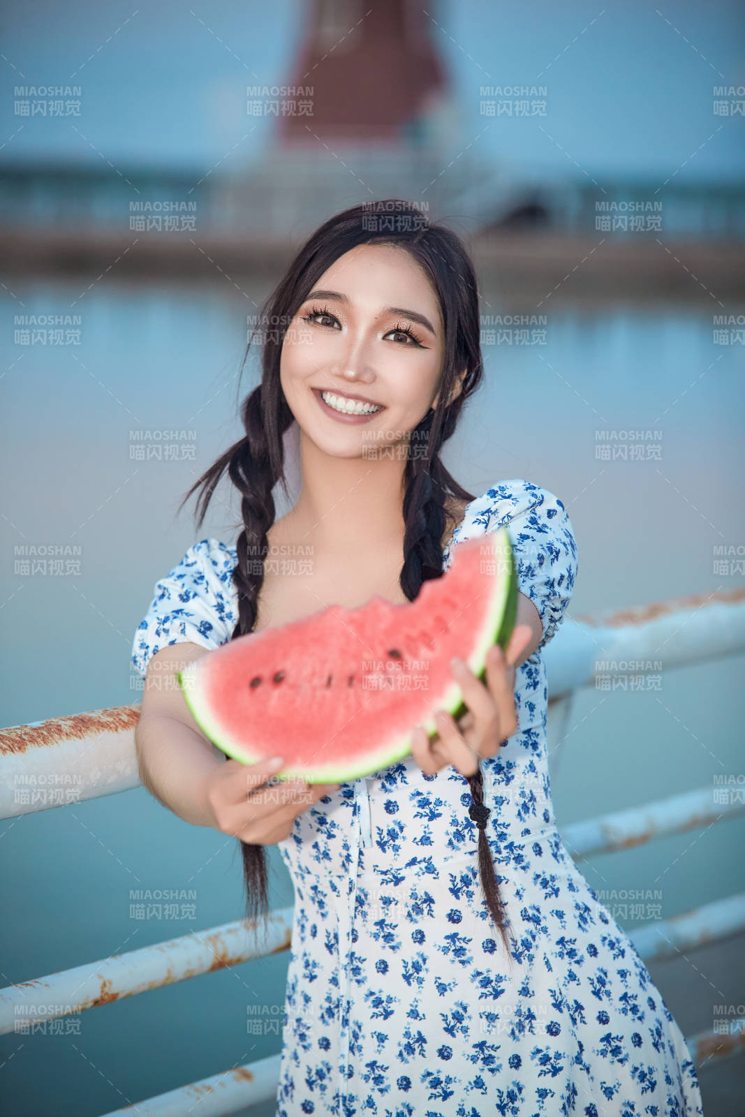 夏天在公园湖边开心吃西瓜的美女图片