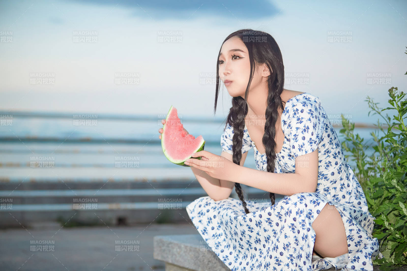 夏天在公园湖边开心吃西瓜的美女图片