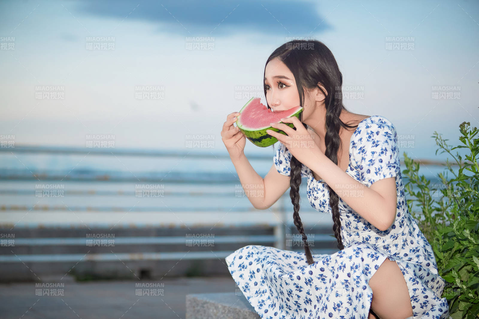 夏天在公园湖边开心吃西瓜的美女图片