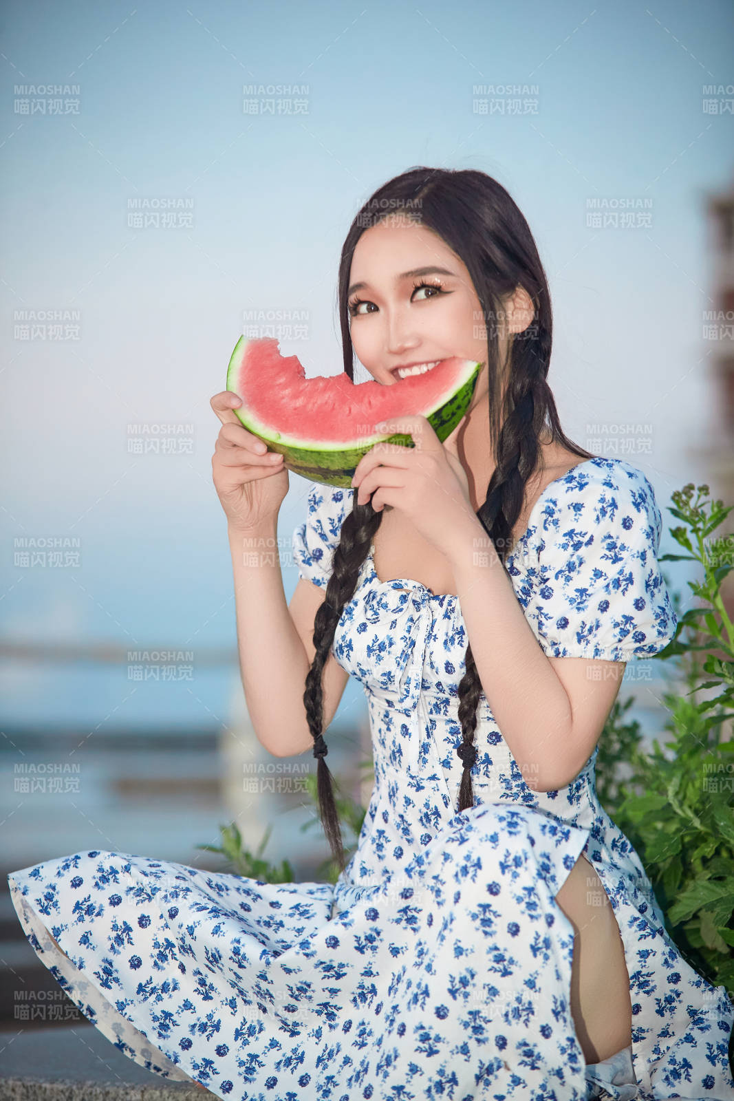 夏天在公园湖边开心吃西瓜的美女图片