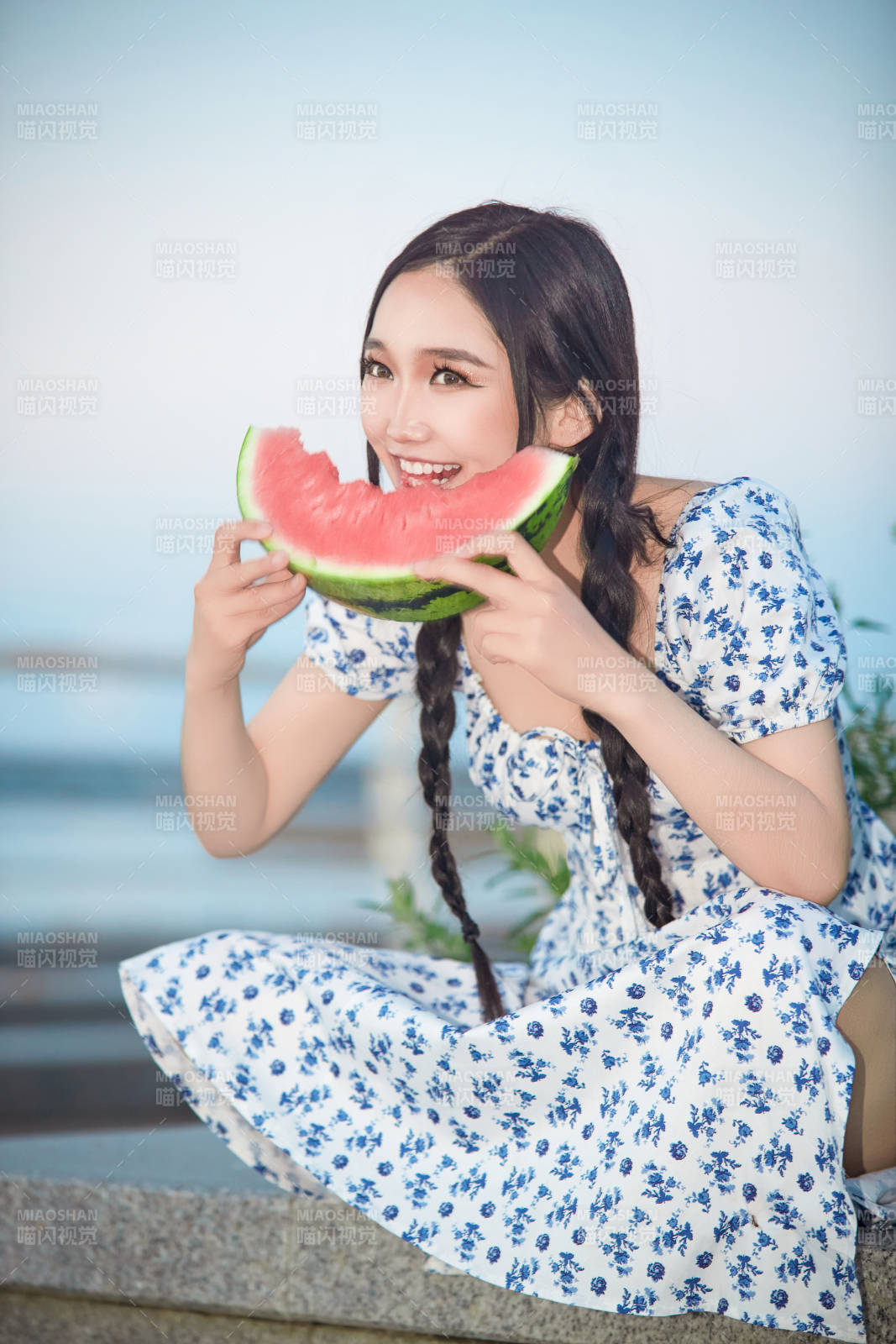 夏天在公园湖边开心吃西瓜的美女图片