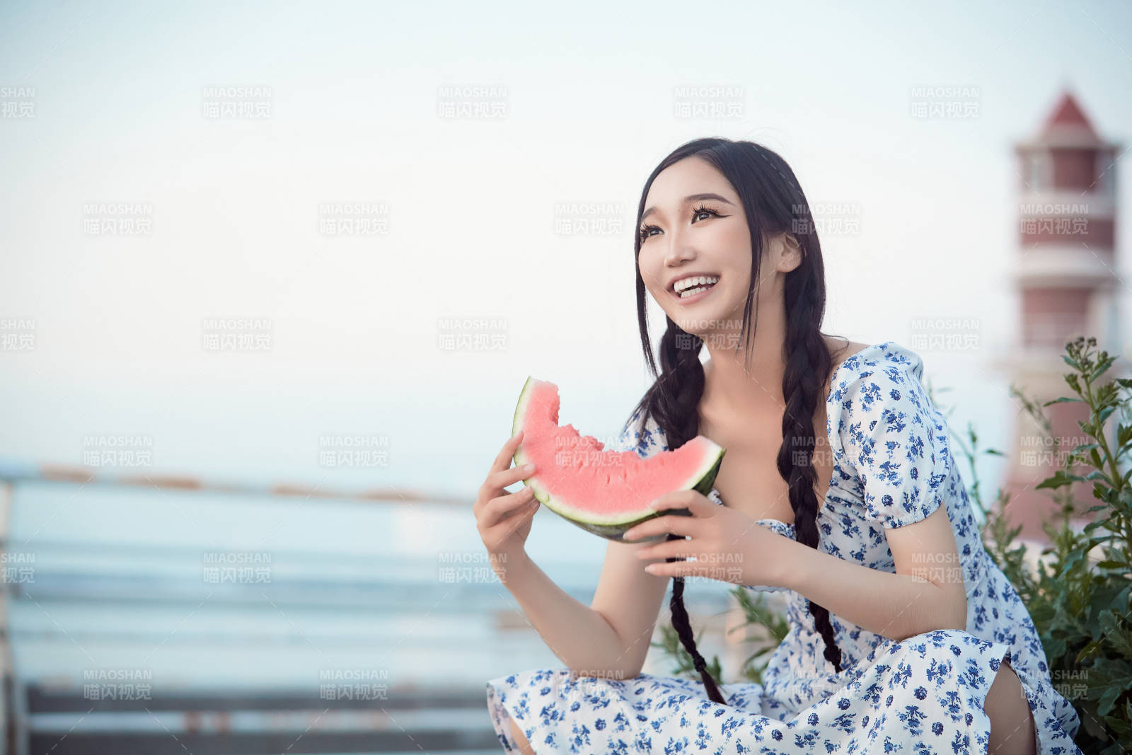 夏天在公园湖边开心吃西瓜的美女图片