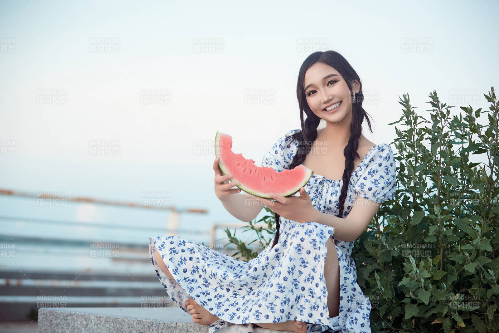 夏天在公园湖边开心吃西瓜的美女图片