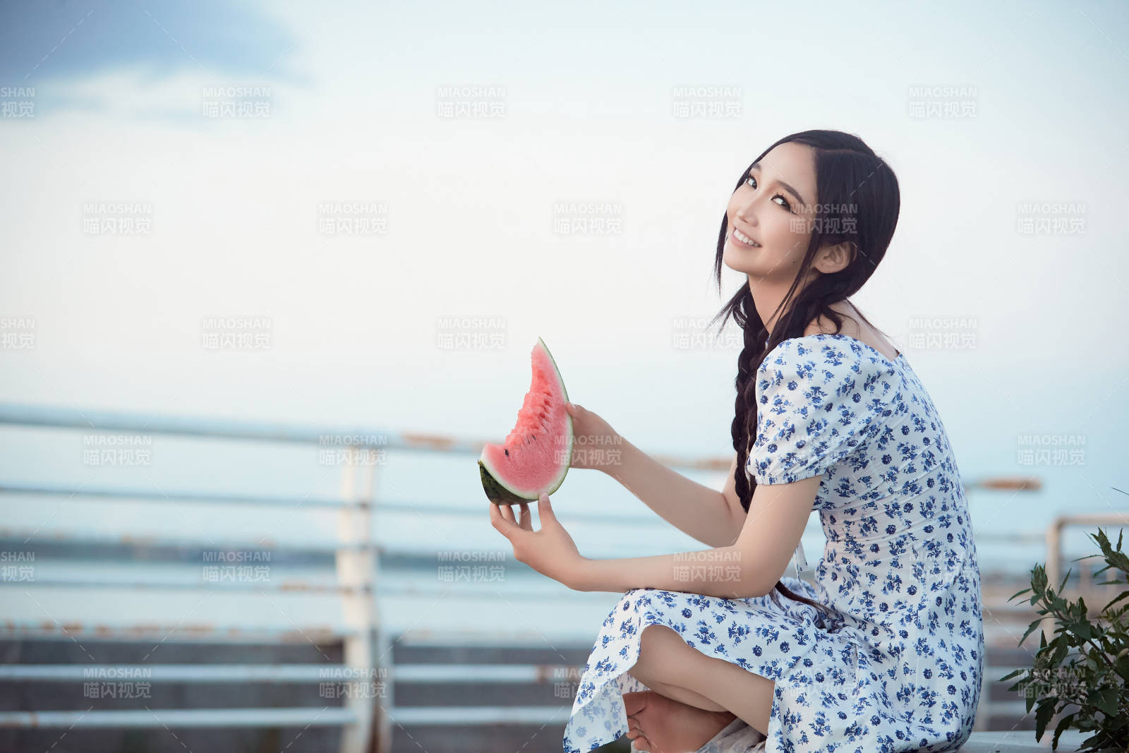 夏天在公园湖边开心吃西瓜的美女图片