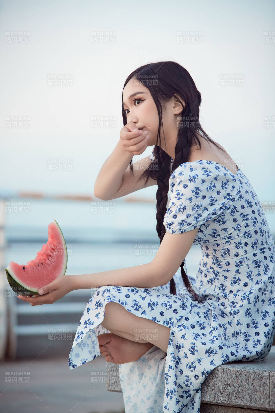 夏天在公园湖边开心吃西瓜的美女图片