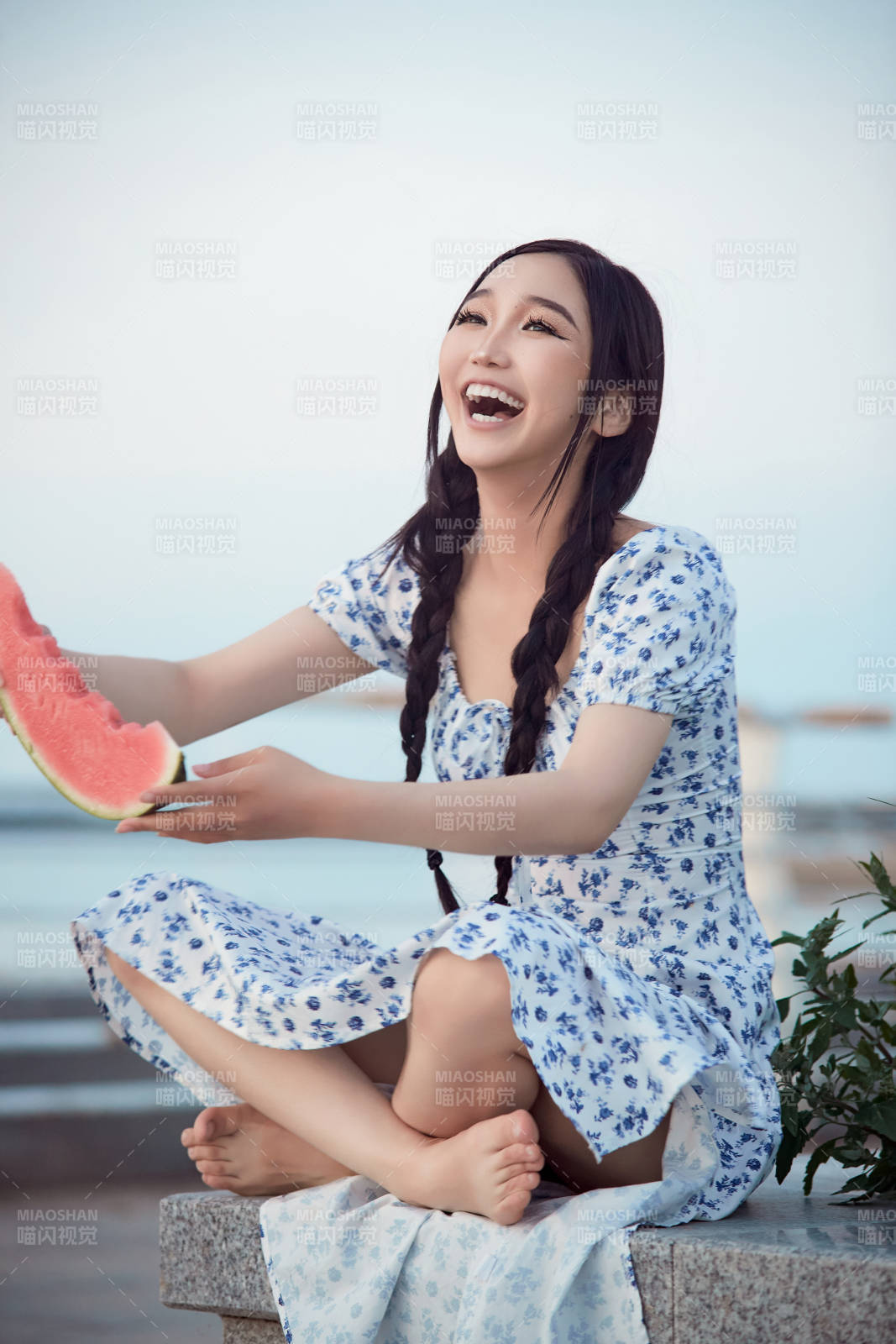 夏天在公园湖边开心吃西瓜的美女图片