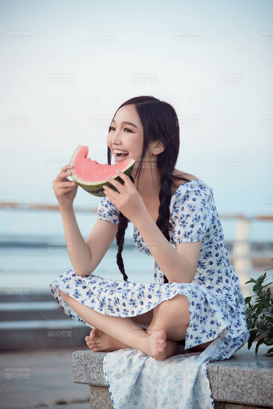 夏天在公园湖边开心吃西瓜的美女图片