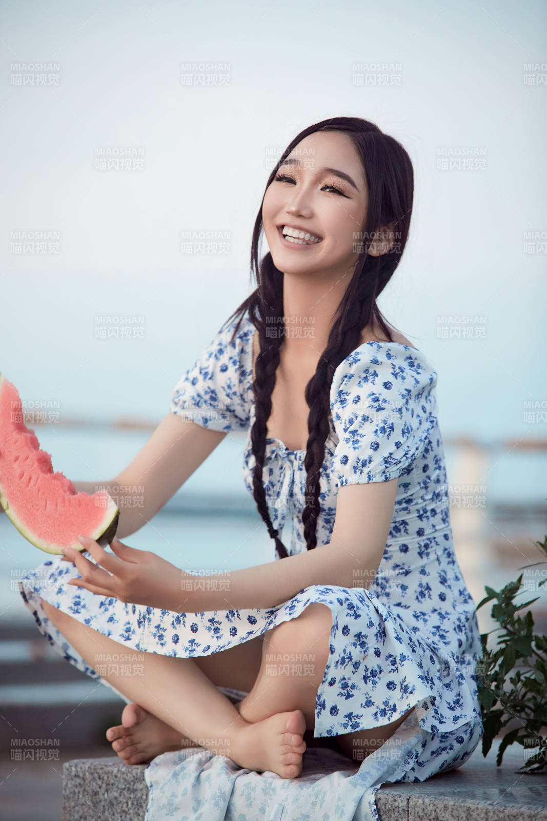 夏天在公园湖边开心吃西瓜的美女图片