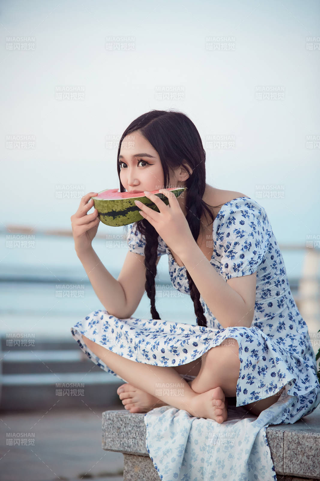 夏天在公园湖边开心吃西瓜的美女图片