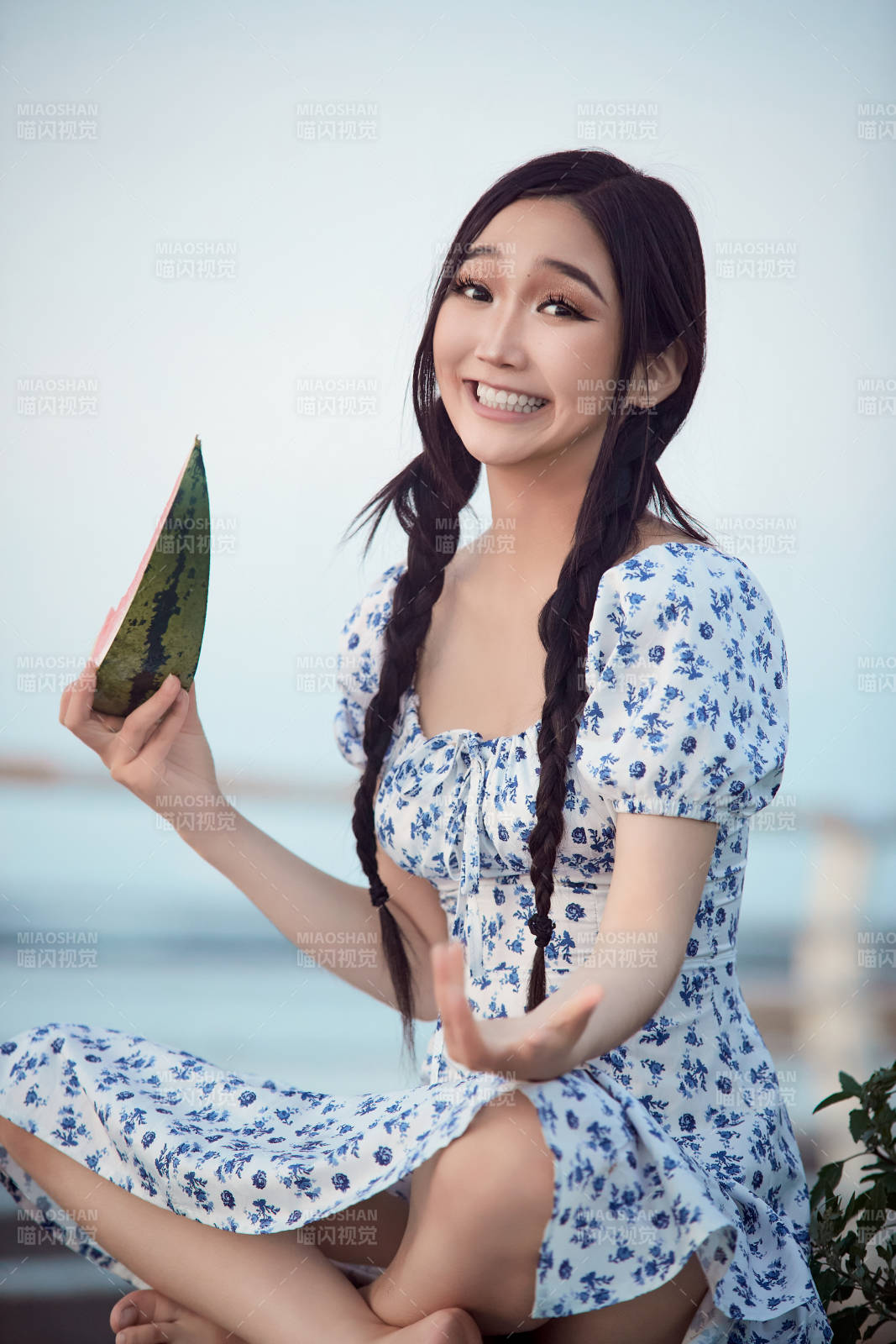 夏天在公园湖边开心吃西瓜的美女图片