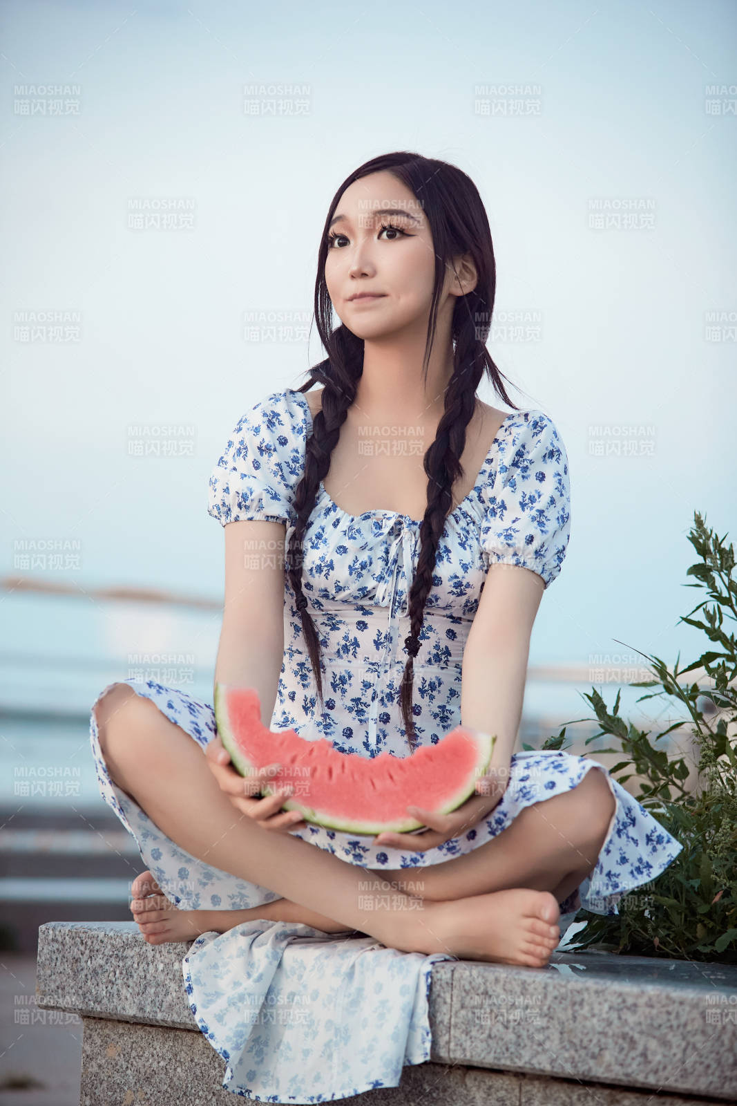 夏天在公园湖边开心吃西瓜的美女图片