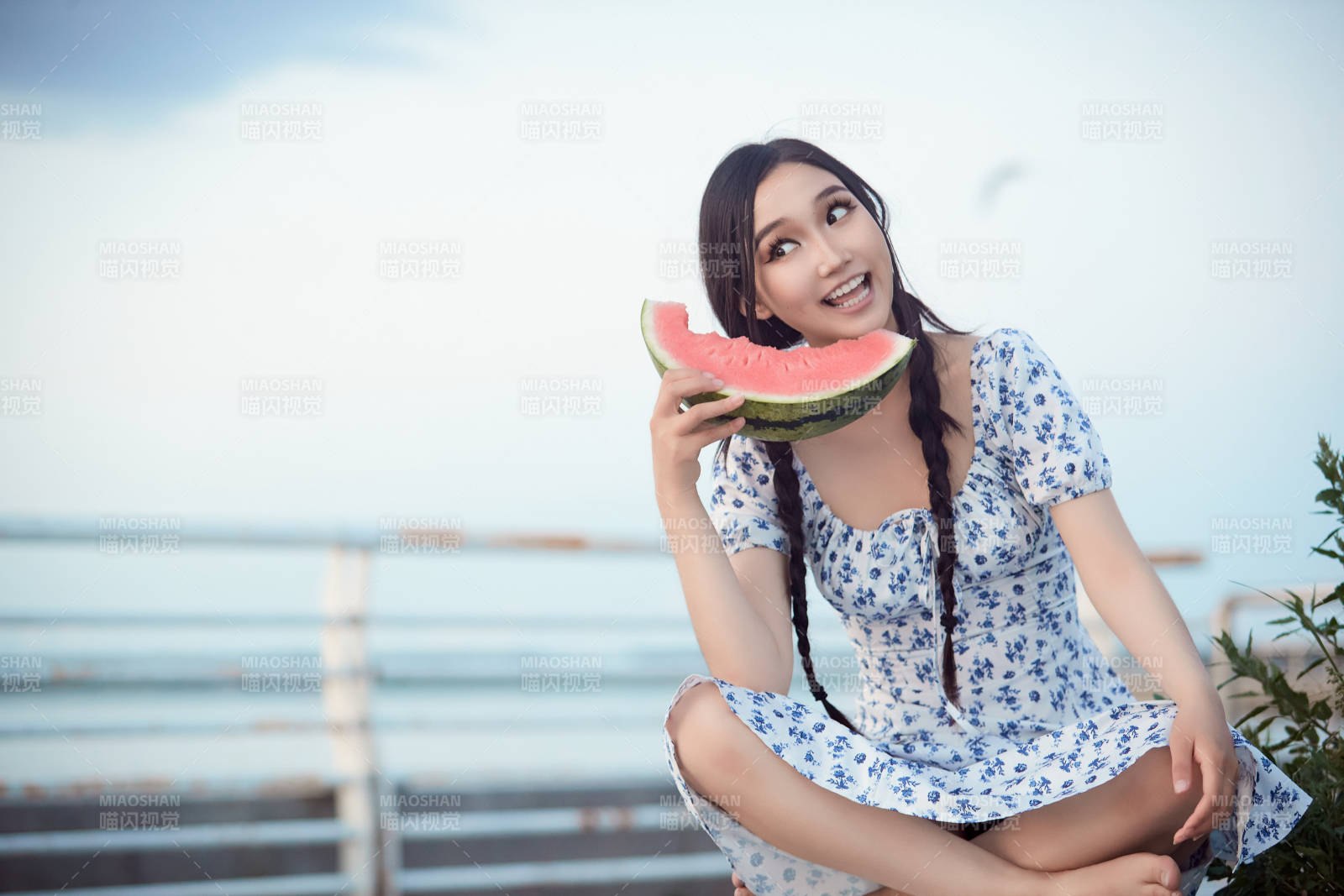 夏天在公园湖边开心吃西瓜的美女图片