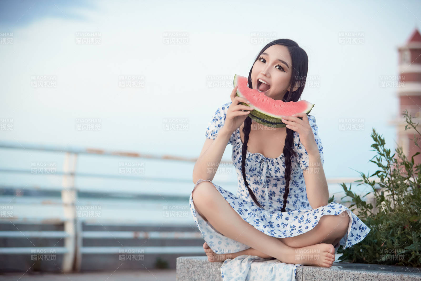 夏天在公园湖边开心吃西瓜的美女图片