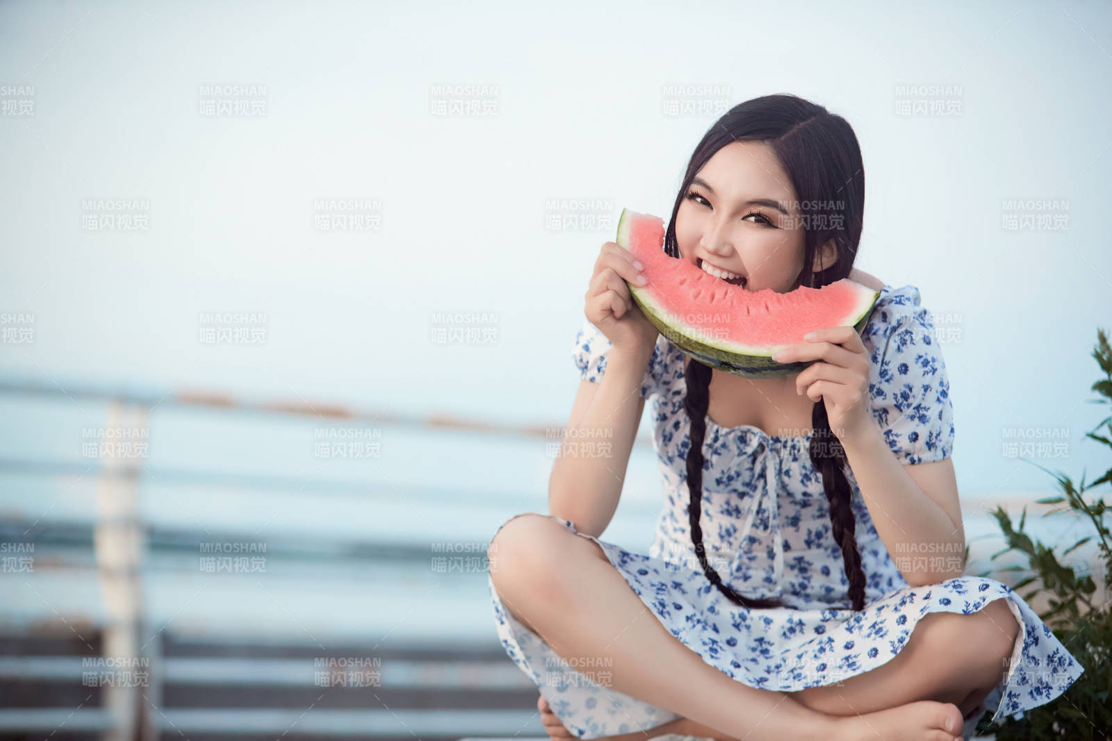 夏天在公园湖边开心吃西瓜的美女图片