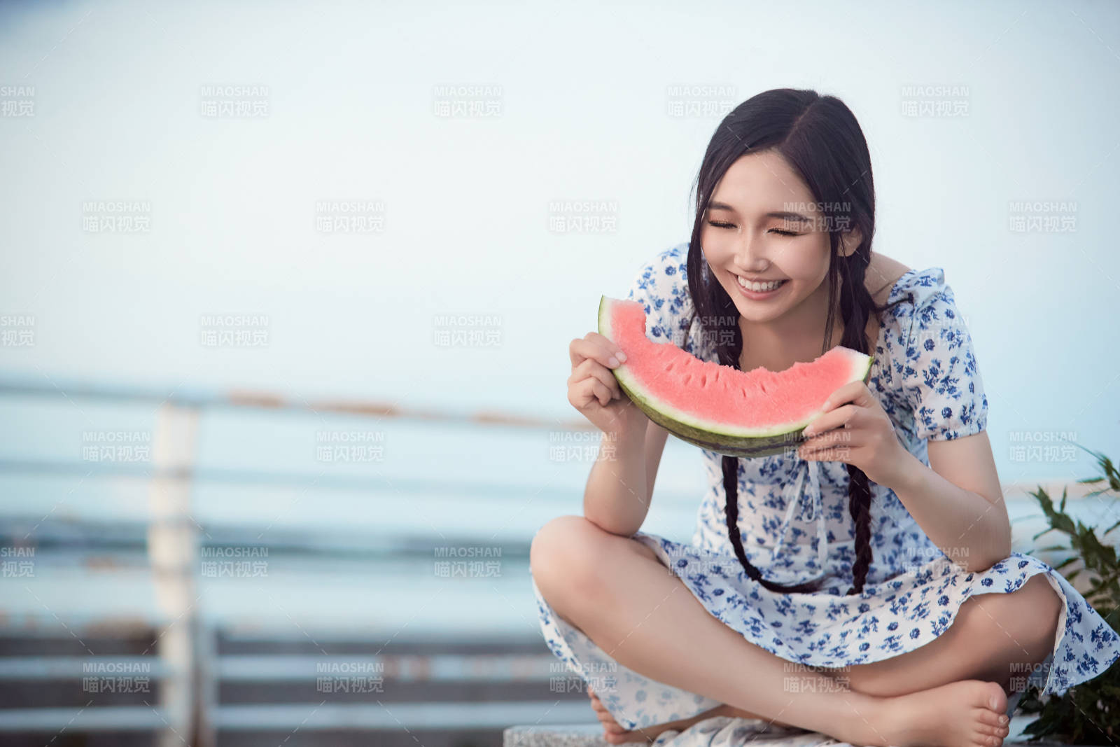 夏天在公园湖边开心吃西瓜的美女图片