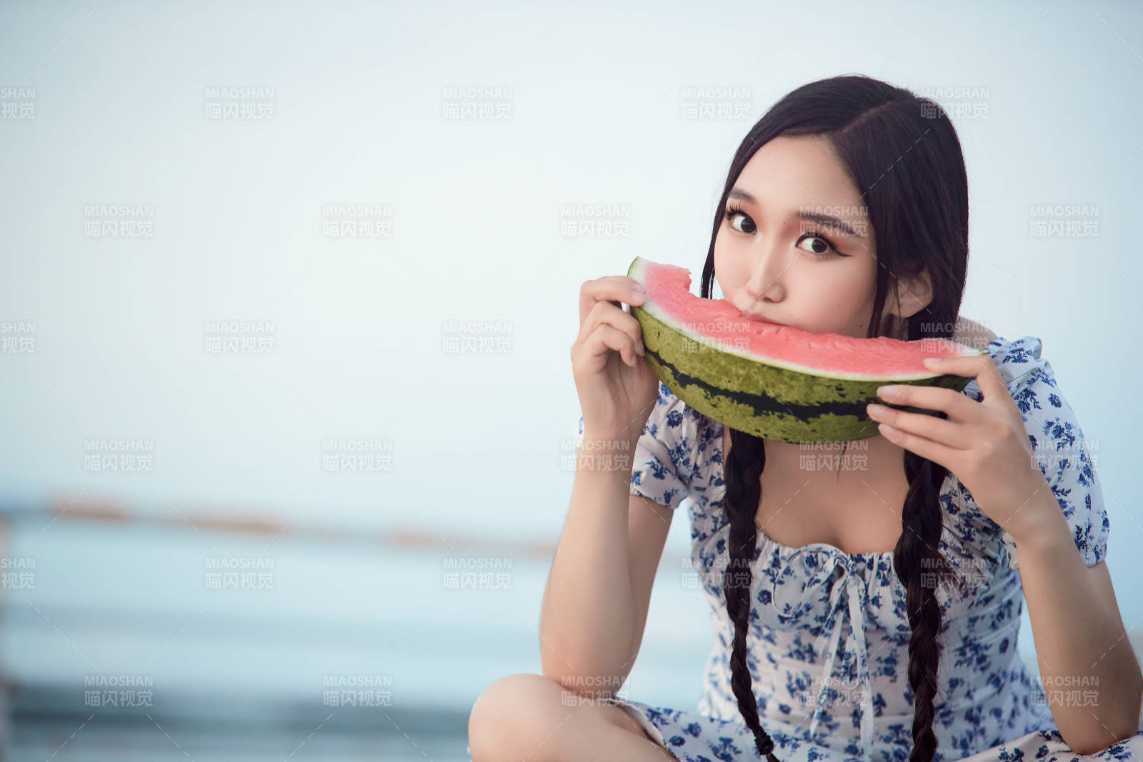 夏天在公园湖边开心吃西瓜的美女图片