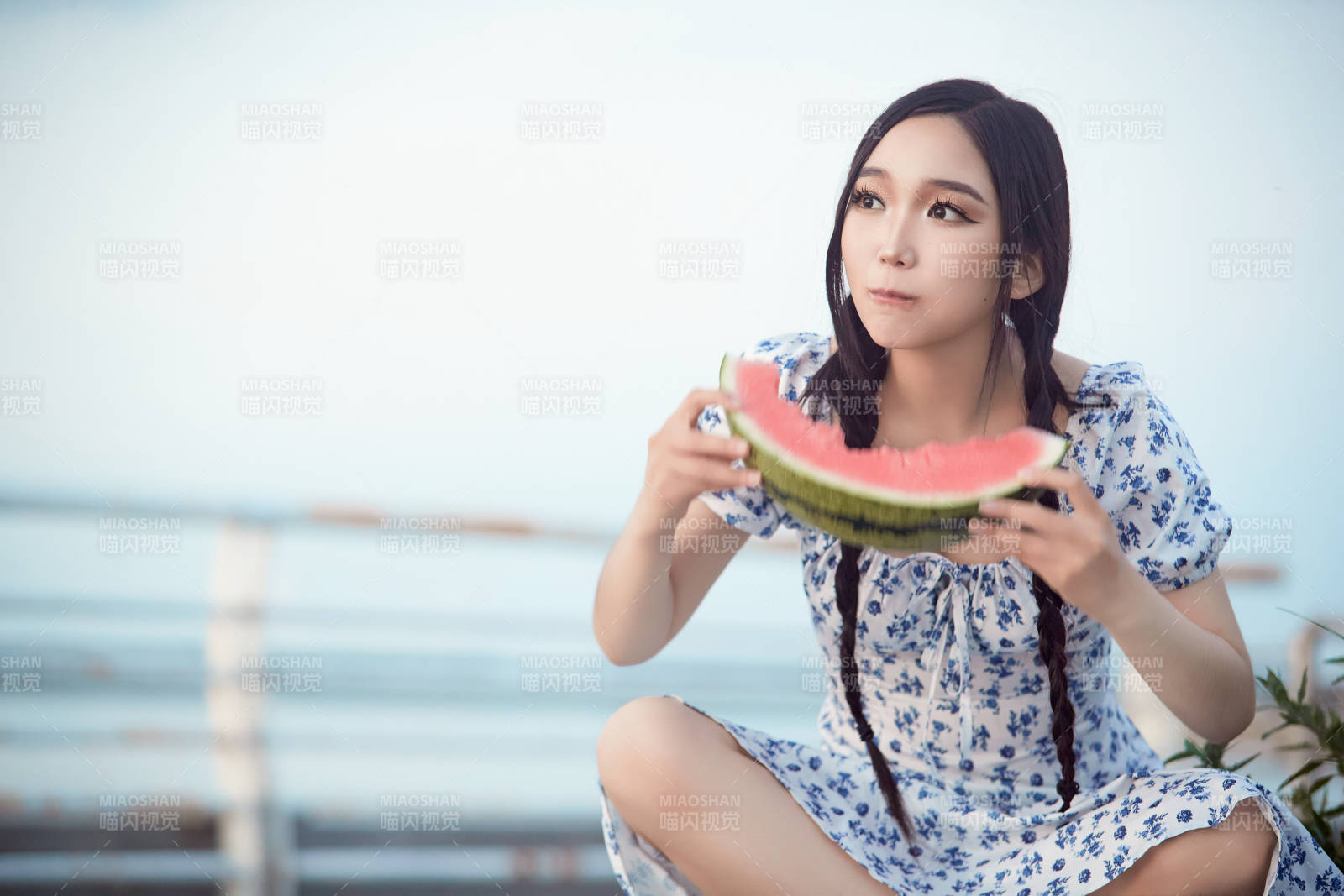 夏天在公园湖边开心吃西瓜的美女图片