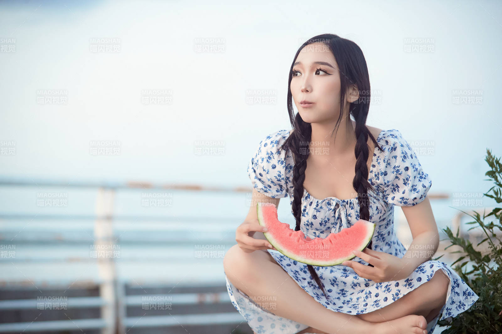 夏天在公园湖边开心吃西瓜的美女图片