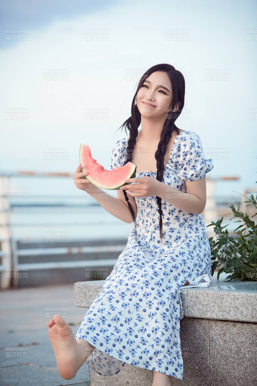 夏天在公园湖边开心吃西瓜的美女图片