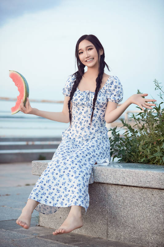 夏天在公园湖边开心吃西瓜的美女图片