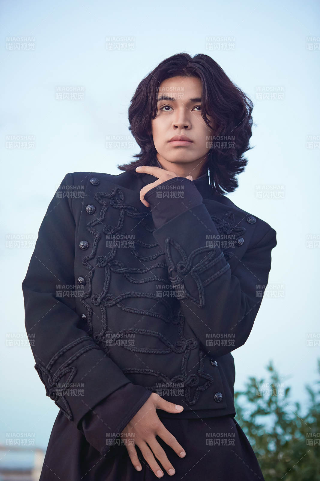 在湿地公园身穿蒙古族传统服饰的男子图片