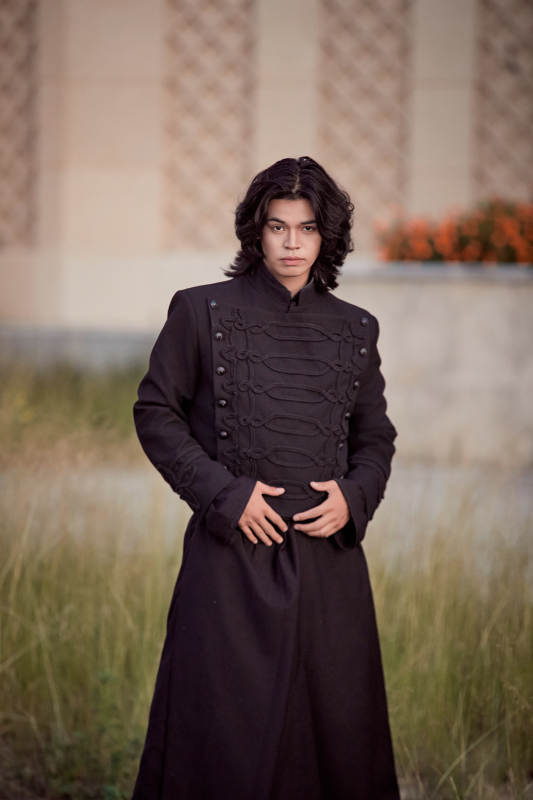 在湿地公园身穿蒙古族传统服饰的男子图片