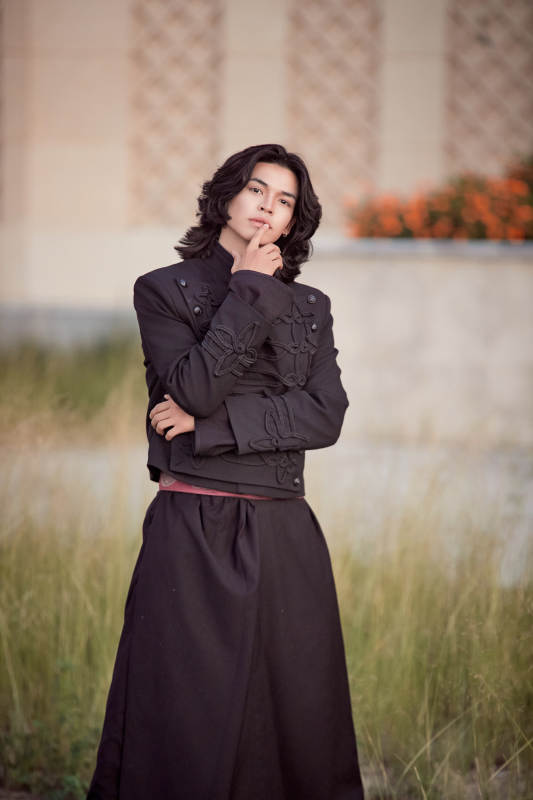 在湿地公园身穿蒙古族传统服饰的男子图片