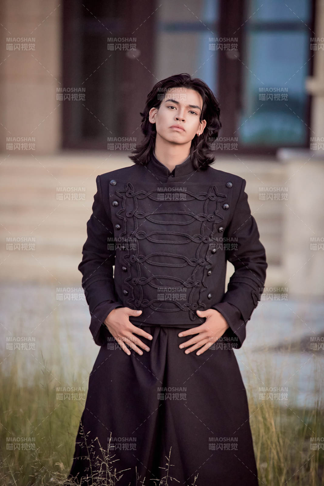 在湿地公园身穿蒙古族传统服饰的男子图片