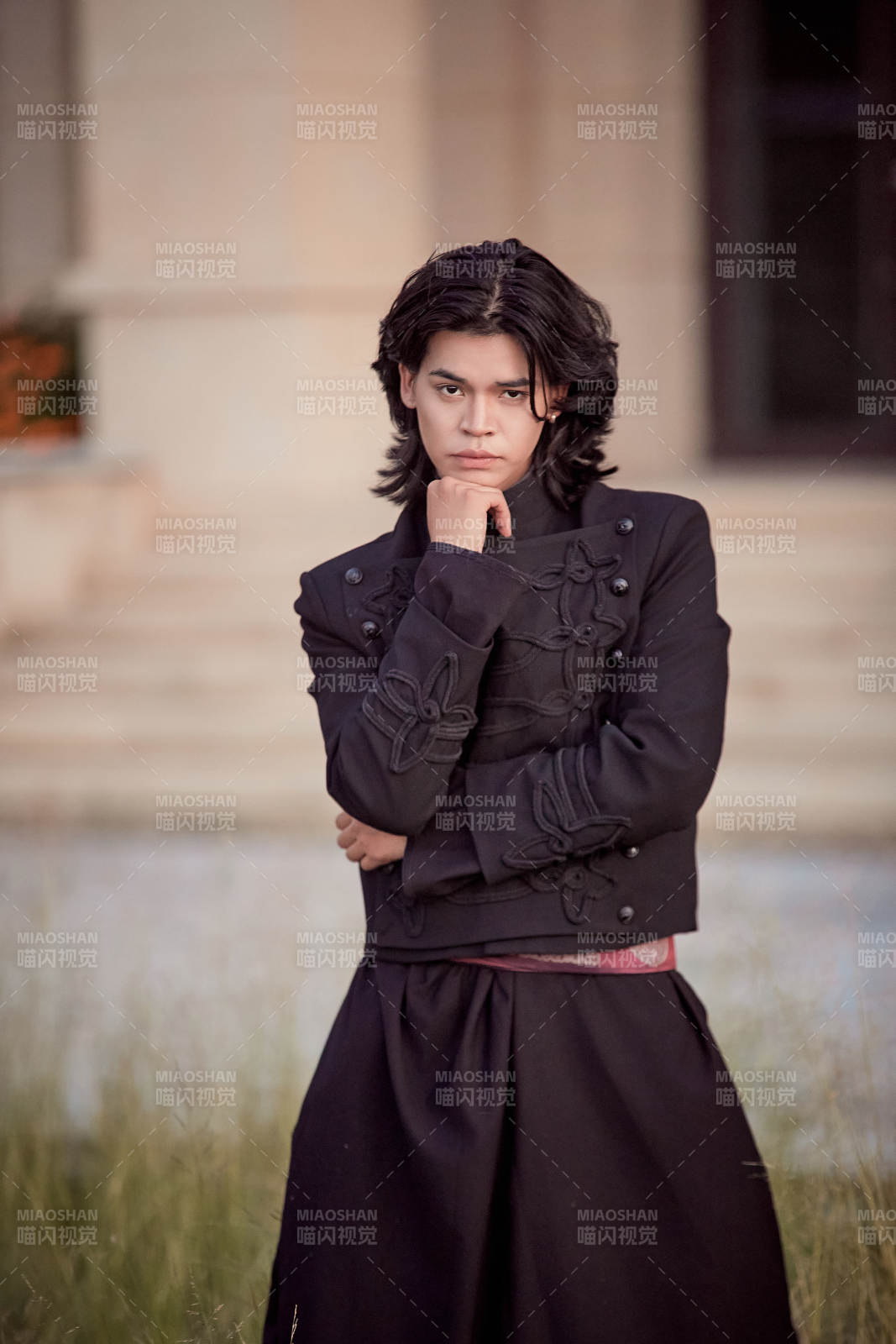 在湿地公园身穿蒙古族传统服饰的男子图片