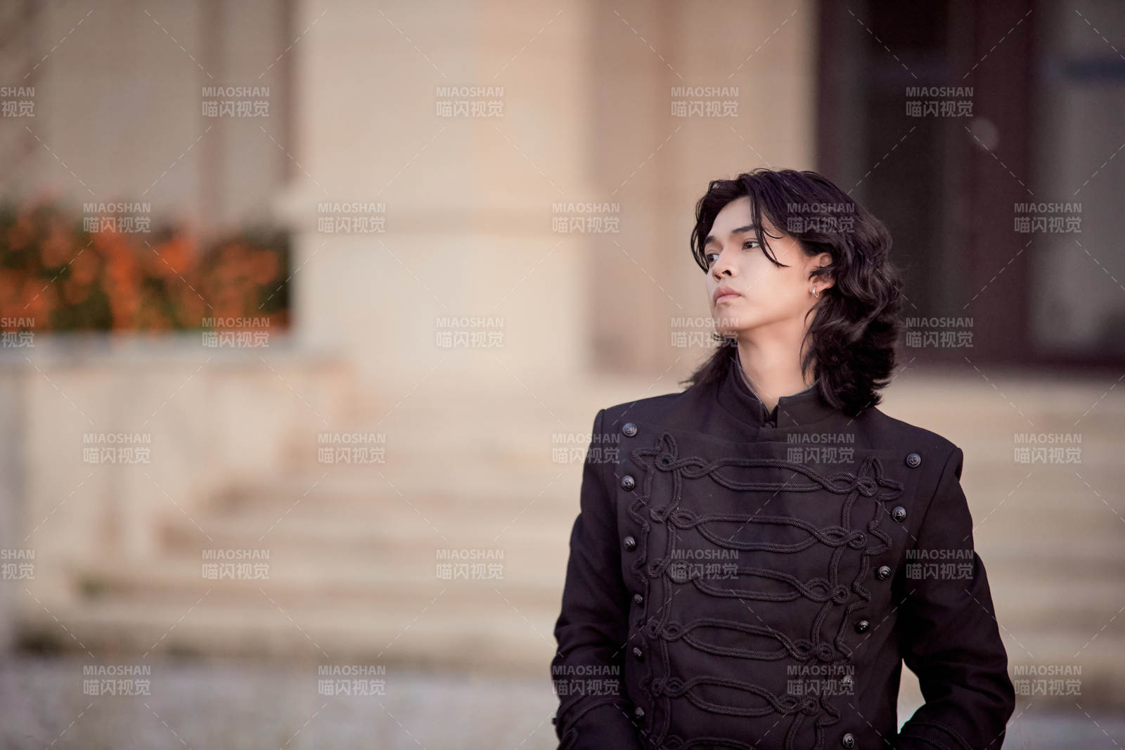 在湿地公园身穿蒙古族传统服饰的男子图片