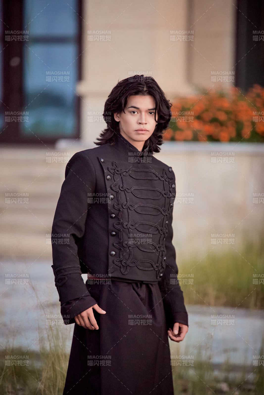 在湿地公园身穿蒙古族传统服饰的男子图片