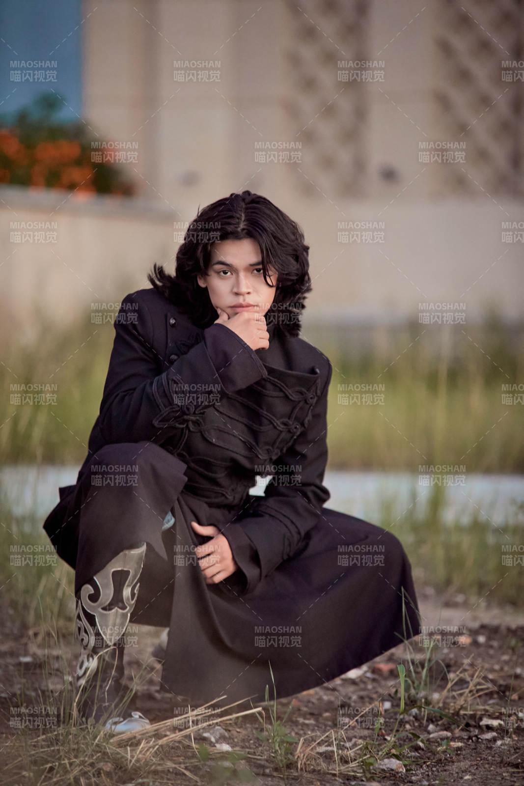 在湿地公园身穿蒙古族传统服饰的男子图片