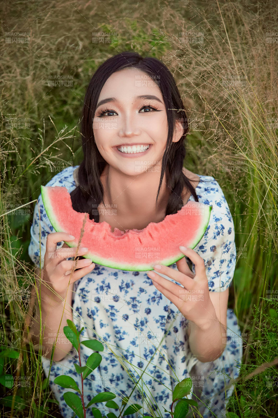 夏天在公园湖边开心吃西瓜的美女图片