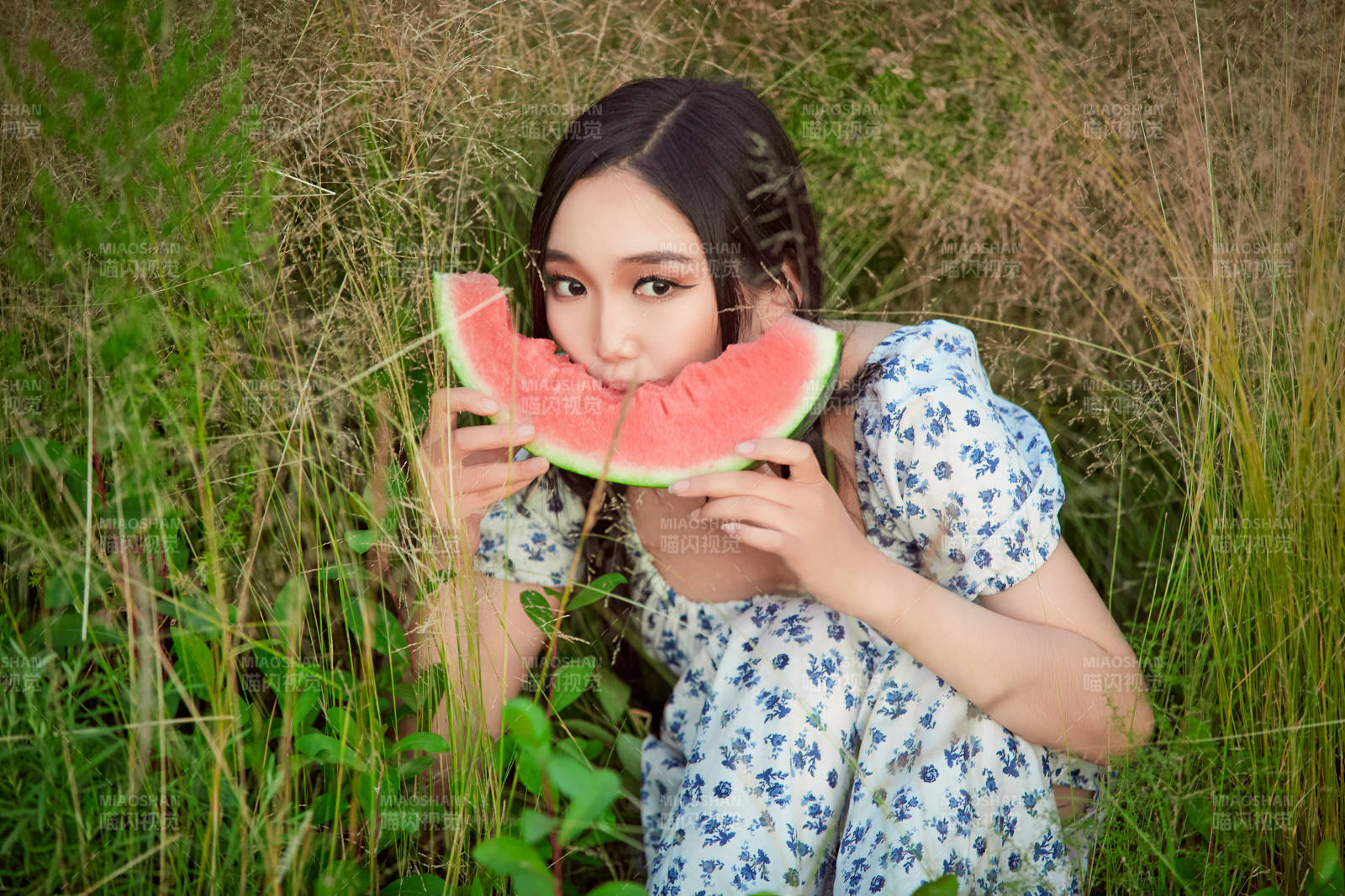 夏天在公园湖边开心吃西瓜的美女图片