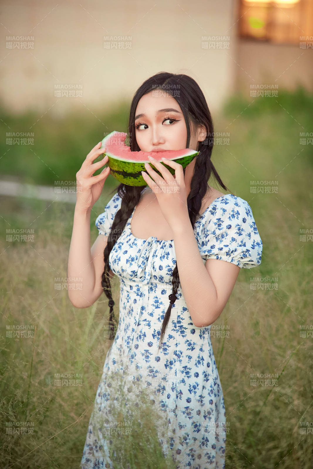 夏天在公园湖边开心吃西瓜的美女图片