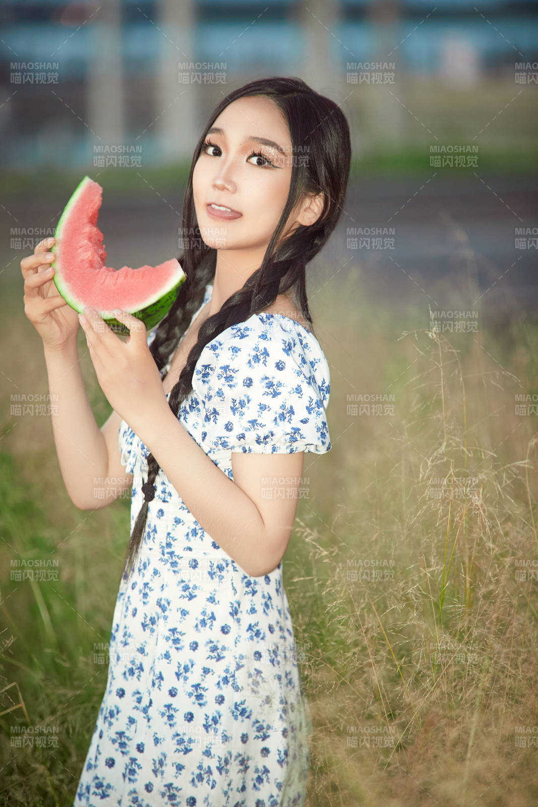 夏天在公园湖边开心吃西瓜的美女图片