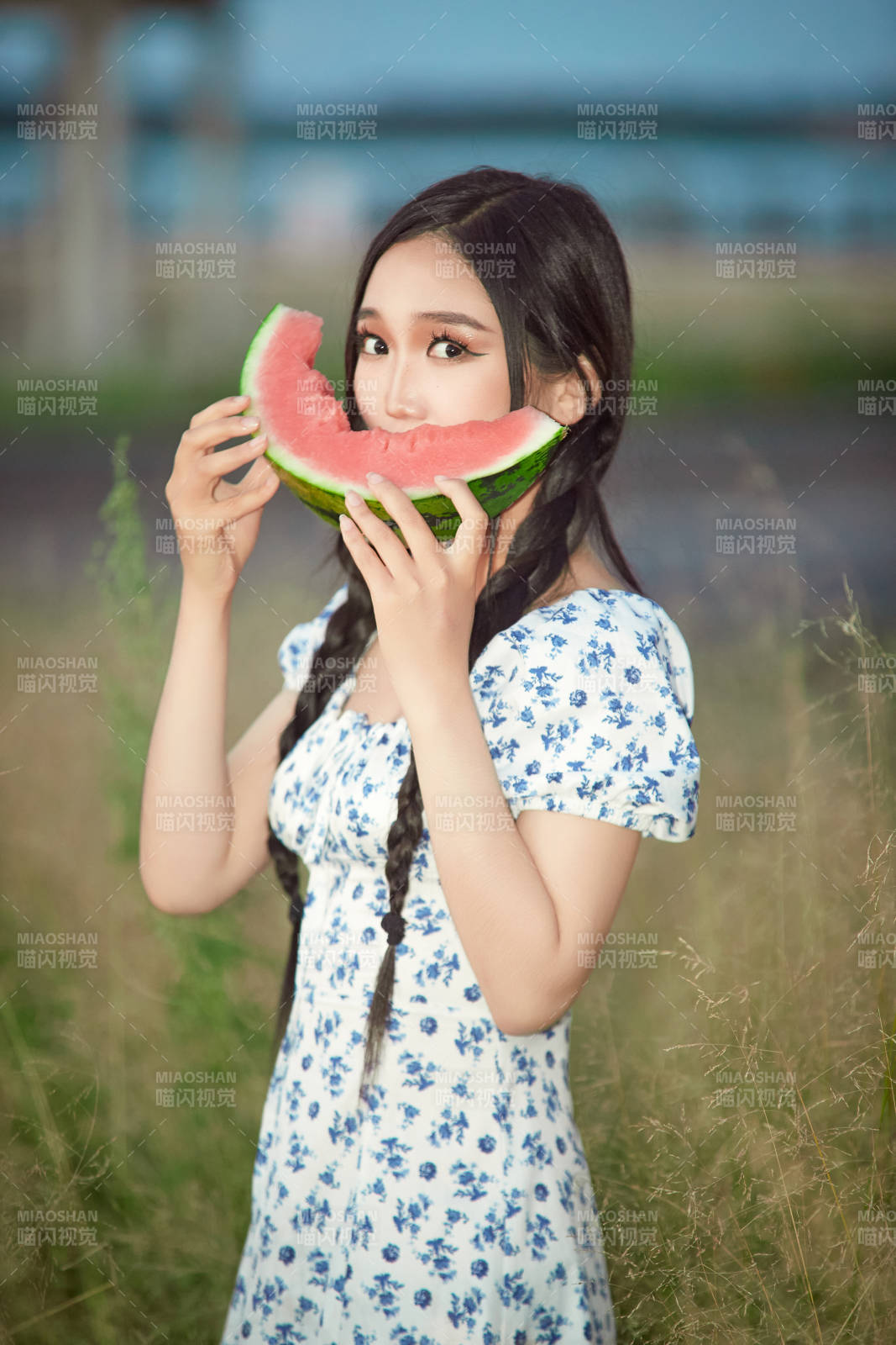 夏天在公园湖边开心吃西瓜的美女图片