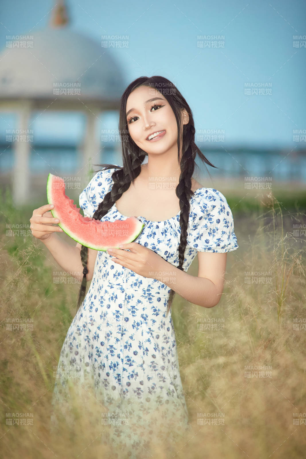 夏天在公园湖边开心吃西瓜的美女图片