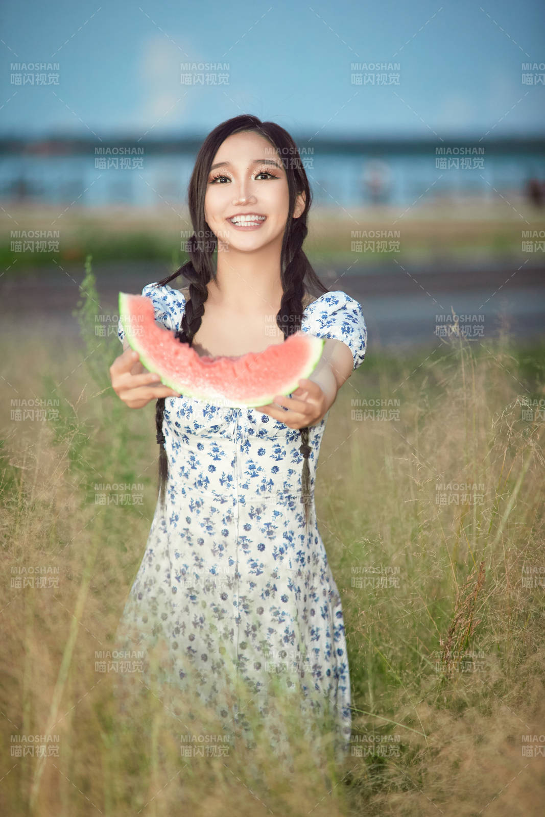 夏天在公园湖边开心吃西瓜的美女图片