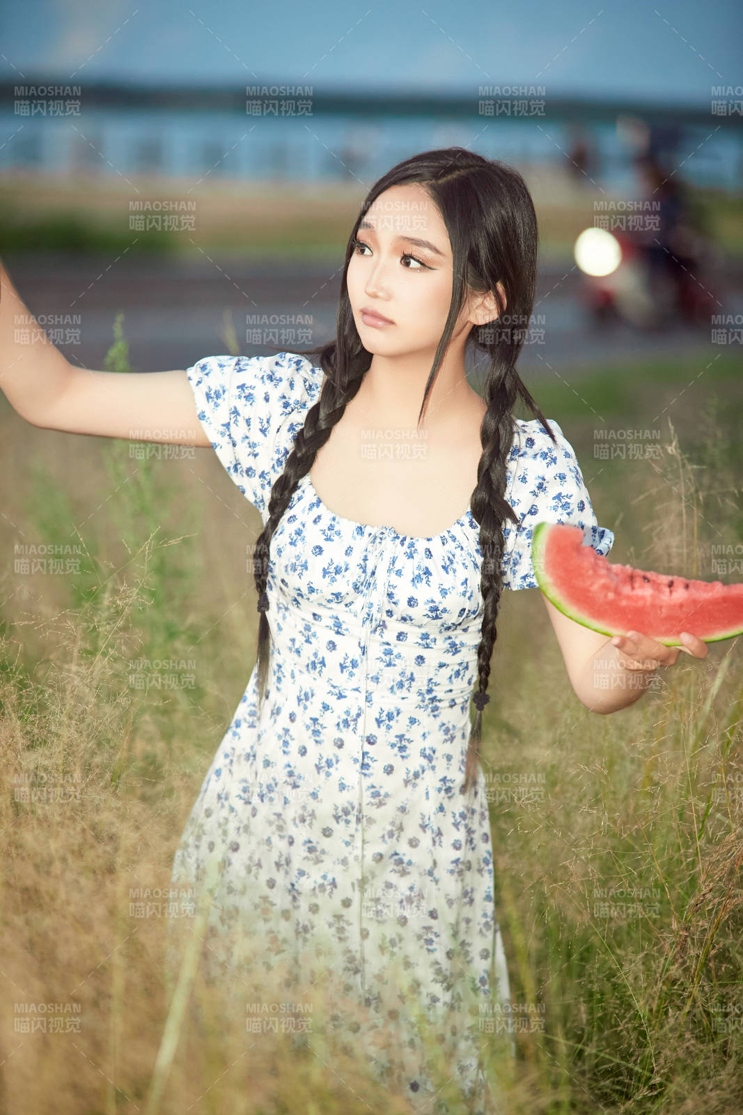 夏天在公园湖边开心吃西瓜的美女图片