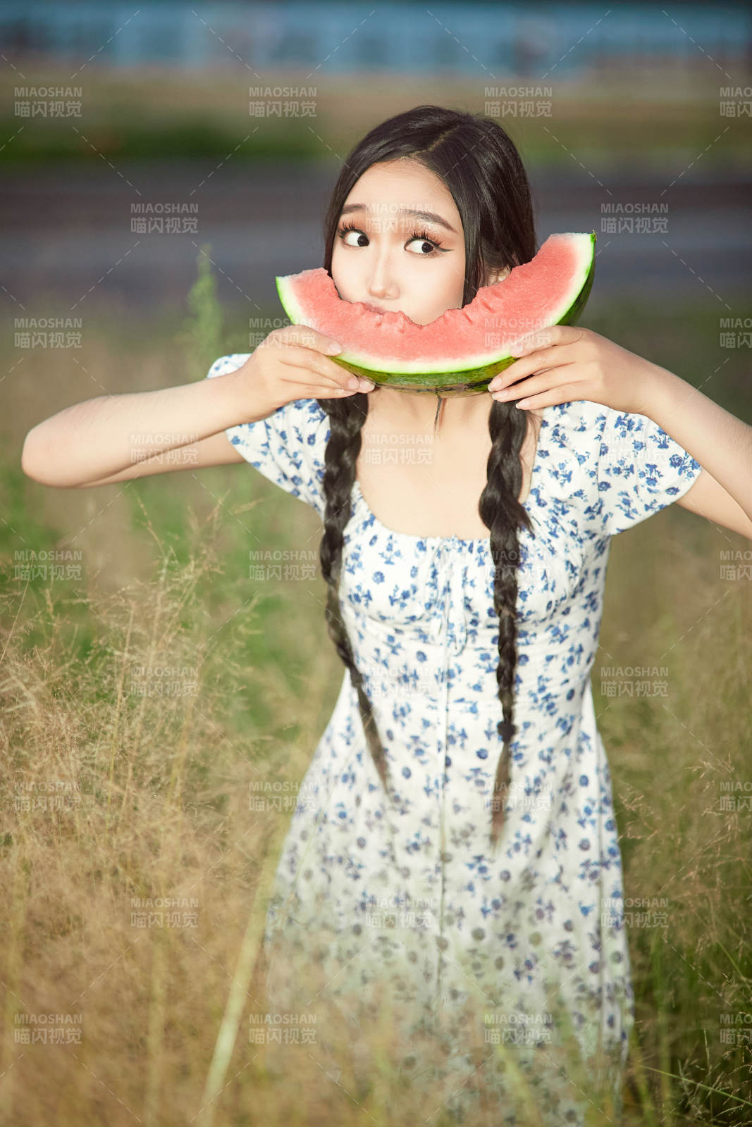 夏天在公园湖边开心吃西瓜的美女图片